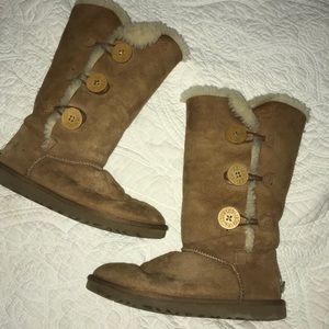 Women’s Ugg’s Bailey Button Triplet in Chestnut